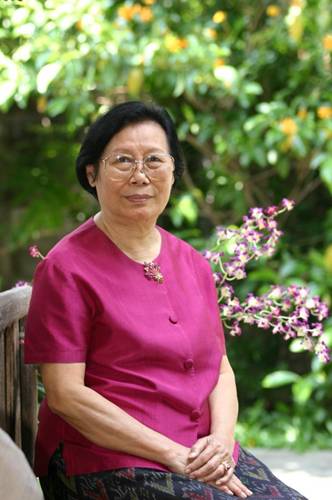 ละคร อีสา รวีช่วงโชติ 2556 ในม่านหมอกแห่งกาลเวลา ย้อนรอยไปสู่สยามประเทศยุคต้นรัชกาลที่ 6 ณ ใจกลางวังหลวงอันวิจิตรตระการตา เรื่องราวของหญิงสาวกำพร้าผู้หนึ่งนาม "อีสา" ได้เริ่มต้นขึ้น เธอเติบโตภายใต้ร่มเงาของ"หม่อมเจ้าโชติช่วงระวี" โดยหารู้ไม่ว่าโชคชะตาได้ขีดเขียนเส้นทางอันคดเคี้ยวไว้ให้เธอแล้ว จากหม่อมวัยเยาว์ที่ต้องพลัดพรากจากบุตรในครรภ์ สู่ชีวิตอิสระอันโลดโผนภายใต้ชื่อ "อุษา" นางละครผู้เลอโฉม และเจ้าของไนต์คลับที่มากรัก ทว่าเบื้องหลังความเร่าร้อนนั้น กลับเต็มไปด้วยบาดแผลแห่งหัวใจ โศกนาฏกรรม และสายสัมพันธ์ที่ถูกซ่อนเร้น… เธอจะค้นพบความหมายของชีวิตและความสุขที่แท้จริงได้หรือไม่ ในเมื่อทุกย่างก้าวล้วนถูกพันธนาการด้วยอดีตอันเจ็บปวด 1 %E0%B8%A8%E0%B8%A3%E0%B8%B5%E0%B8%9F%E0%B9%89%E0%B8%B2001